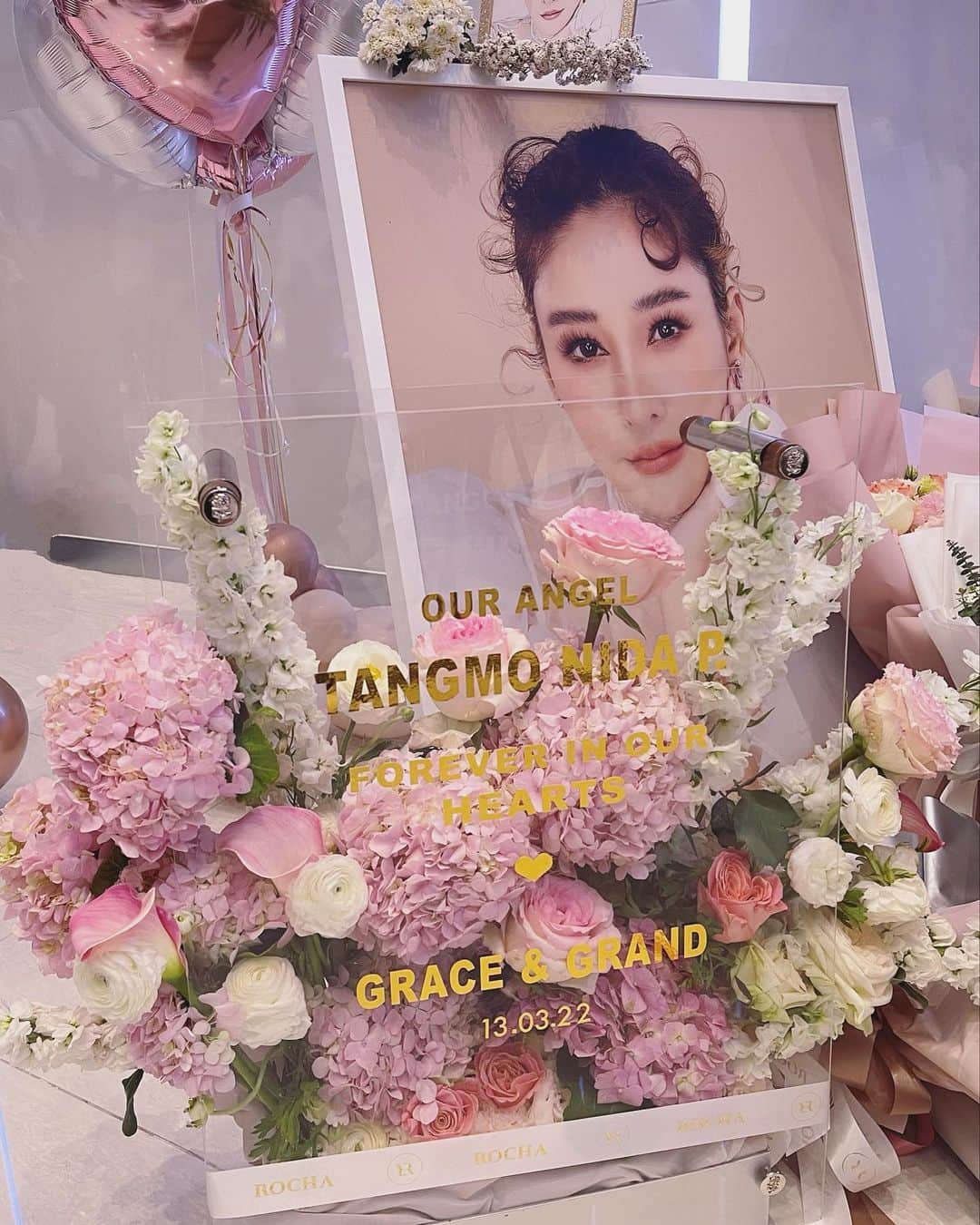 グレース＝カンクラオのインスタグラム：「Forever in our hearts 🤍💗เกรซ @grand_thestar จัดดอกไม้สวยๆมาให้นางฟ้าคนสวยของพวกเรา หวังว่าพี่โมจะชอบนะค้า😊นางฟ้าบนสวรรค์ของพวกเราทุกคน 🤍ขอบคุณพี่ข้าวฟ่างนะคะที่ทำให้เต็มที่เลย」