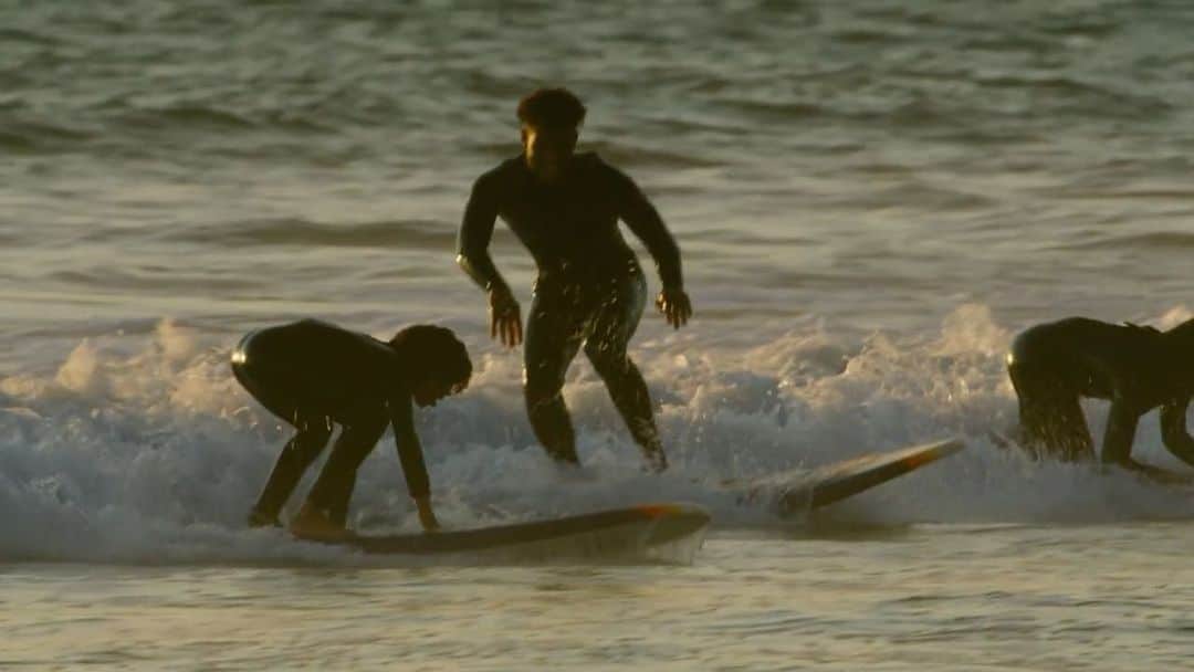 サヌークのインスタグラム：「EPISODE 2 of @hunterjoness's Looking Forward, where we recognize people and organizations that are striving to build a better world through surfing.   ---  In Eninitas we met up with Mario Ordoñez-Calderon and the groms from the Un Mar De Colores organization at Beacons. Un Mar De Colores is a local non-profit cultivating inclusivity, diversity and ocean stewardship through surf therapy for underserved youth. Mario says "Un Mar De Colores" means "an ocean of colors" and at the core of the organization, we really just want to connect kids to the ocean especially those who don't have access to the ocean, so we want to be that bridge and family that invites these kids to the water. Sharing waves the crew was super special. Surfing with the students, I couldn't help but see my "younger self" in them and it was rad to be a part of their session and share some smiles.  📹: @WSL」