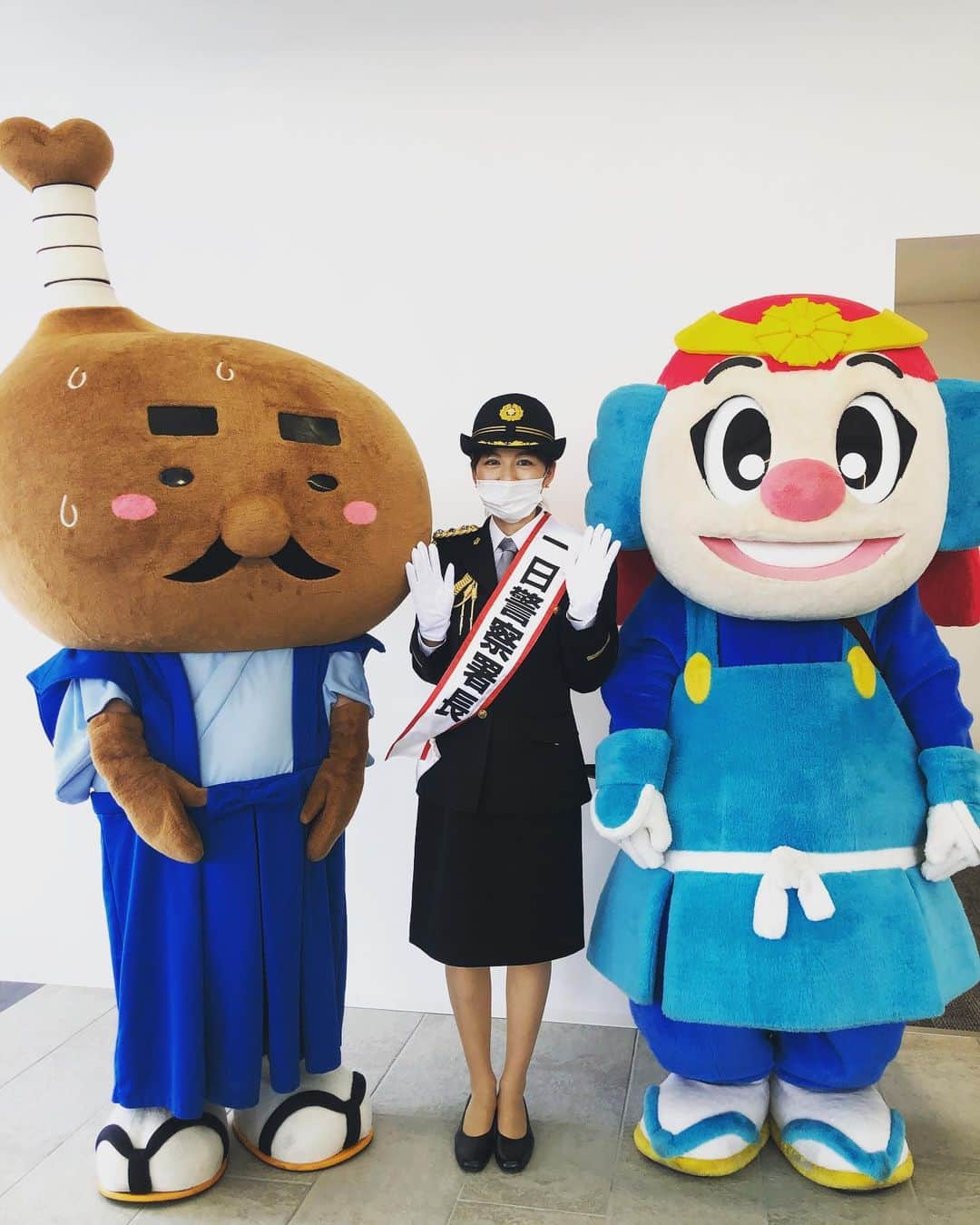 中野美奈子のインスタグラム：「先日、丸亀市の1日警察署長に任命され、防犯と交通安全を呼び掛ける啓発キャンペ ーンを市役所前で行いました。  市と県警のマスコットキャラクターとり奉行骨付じゅうじゅう君とヨイチと記念撮影📸 ちなみに、じゅうじゅう君は会社の後輩・本田朋子アナウンサーのお姉様が生みの親なんですよ。  この日は、市長さんも一緒に街頭で啓発グッズやチラシを配り、特殊詐 欺や交通事故への注意を呼び掛けをしました。  明日からも安全運転でお仕事がんばりましょう！  打ち合わせの日、パトカーに乗せてもらいました。 貴重な体験、でも写真でみるとシュール´д` ; やはりパトカーは迫力あります。  #一日警察署長 #丸亀市 #骨付き奉行 #じゅうじゅうくん  #ヨイチ  #本田朋子　アナウンサー  #交通安全  #中野美奈子」