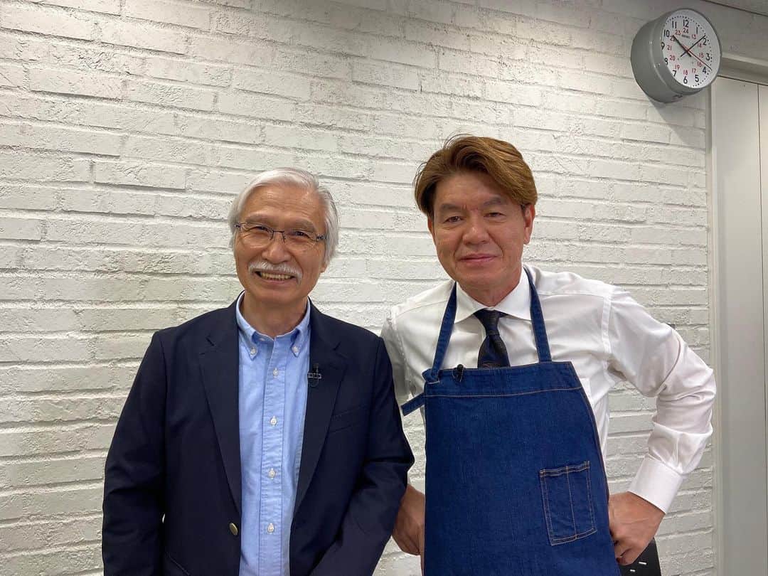 柴崎春通のインスタグラム：「本日、『行列の出来る相談所』に出演いたしました。とても☺️楽しかったです。ヒロミさん、出演者さま、スタッフの皆様、ありがとうございました。  I appeared on a Japanese TV show. He is “Hiromi”, a famous Japanese entertainer. I taught him watercolor painting on TV show. Yes, He has 🎨 awesome talent!! Thank you, @hiromi515_official  #行列のできる相談所 #shiba_watercolor #youtuber #watercolorpainting #watercolor #japan #日本テレビ #日テレ」