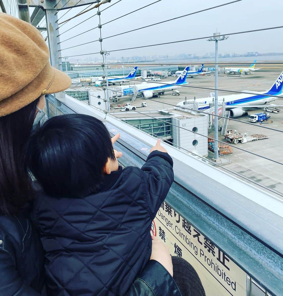 川田裕美のインスタグラム：「羽田空港の展望デッキ、楽しかった✨😊✈️ 飛び立つ飛行機を見ながら、飛行機のプレートに入ったお子様ランチも食べて、息子も喜んでくれたはず✨👶✈️  #羽田空港」