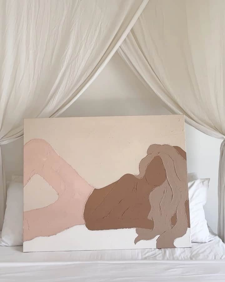 Natsuのインスタグラム：「The lady is chillin’ on the bed.💋 My new paintings coming soon….  また今月末あたり、 アート新作発売を予定しています。 バリ島からのエネルギー ほかほかデリバリーできたら幸いです❤️  music : Benny Goodman Trio #前回の作品到着をお待ちの皆さま！現在日本に到着して展示用仕様を仕上げていただいています。今しばらくお待ちください ✨」