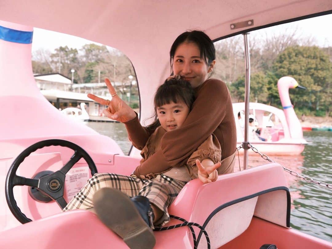 のインスタグラム：「初のペダルボート🚣‍♀️ ペダルに足が届かなくて怒っていたさくらちゃん☺️ チェーンから顔を出してたふうかちゃん☺️ 日々成長ですな☺️ #写真の投稿#もっとしよう#動画投稿#もっとしよう」