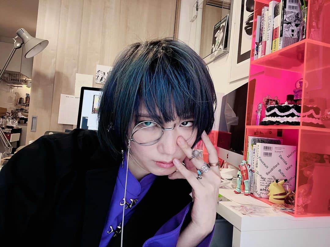 水野しずのインスタグラム：「イベントに来てくださった方に「オシャレ頑張ってる感出ちゃってませんかね？」って聞かれたけど私はこう(頑張ってるどころじゃない)なので全然大丈夫ですよ🎅🌺」