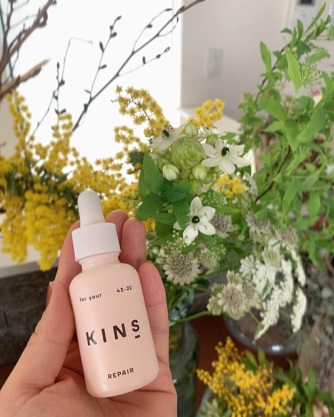 のインスタグラム：「.｡･*. お友達がおすすめ！と、KINSから新しく出た美容液をくれました(*´ー｀*) 毎朝晩塗ってます🥰  @yourkins_official  #kins #yourkins #菌ケア #エイジングケア #つけ心地もっちり♡ #バクチオール　配合  最近すっかり春ですね〜💚  今年はお花見行きたいな(*´-`)🌸」