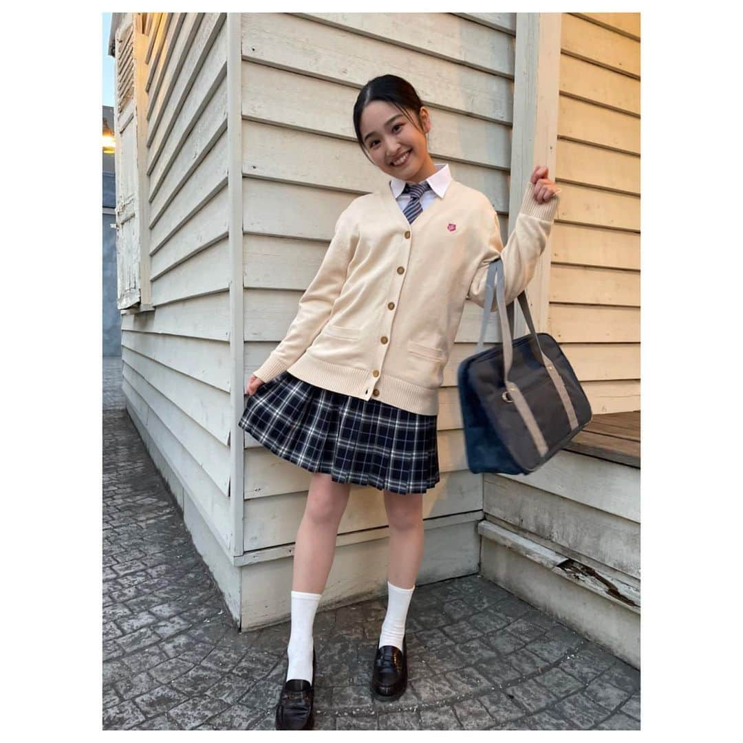 佐竹桃華のインスタグラム：「・ "120秒のターニング映画" ありがとうございました📺💖 ・ 久々の制服、、 若干コスプレ感が出てきた気がして 非常にかなしいです🥲 まだまだ学生役が出来る様に 心も身体も若くいなきゃなと痛感！！ "生脚さむすぎやろ〜" とか言ってる場合では無いね☝︎☝︎ ・ ・ ・ #120秒のターニング映画 #堀未央奈 さん#再現VTR #制服#jkブランド#ありません #コスプレ#でございます #心も身体も若くいよう」