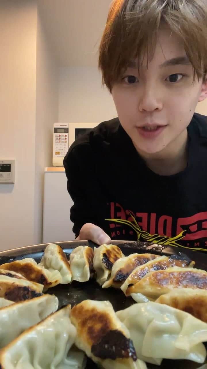 沢村玲/REIのインスタグラム：「我が家の味！浜松餃子！ 皆さんぜひお試しあれ！😄 オリジナルレシピなので、そこから真似して頂けると！😆」