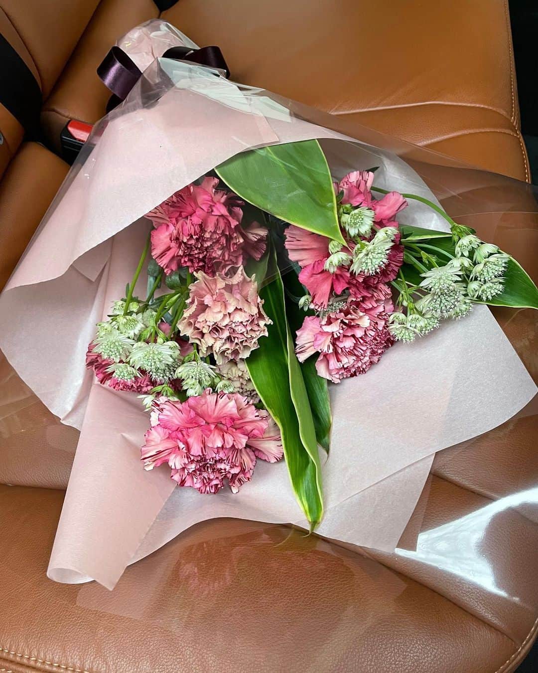 mamany704さんのインスタグラム写真 - (mamany704Instagram)「* * 母の誕生日💐 姉と一緒に春のジャケットをあげたら 何に合うかなぁってしばらくファッションショーしてはった🤭😝 * * 決まったらしい。 * * そしてお花は毎年、シックな葉物多めのオシャレな雰囲気で...♡ * * おめでとう&いつもありがとう😌 * * #happybirthday#birthday#happybirthdaymom#flowers#carnation#誕生日おめでとう#誕生日#お花#プレゼント#カーネーション」3月13日 22時26分 - mamany704