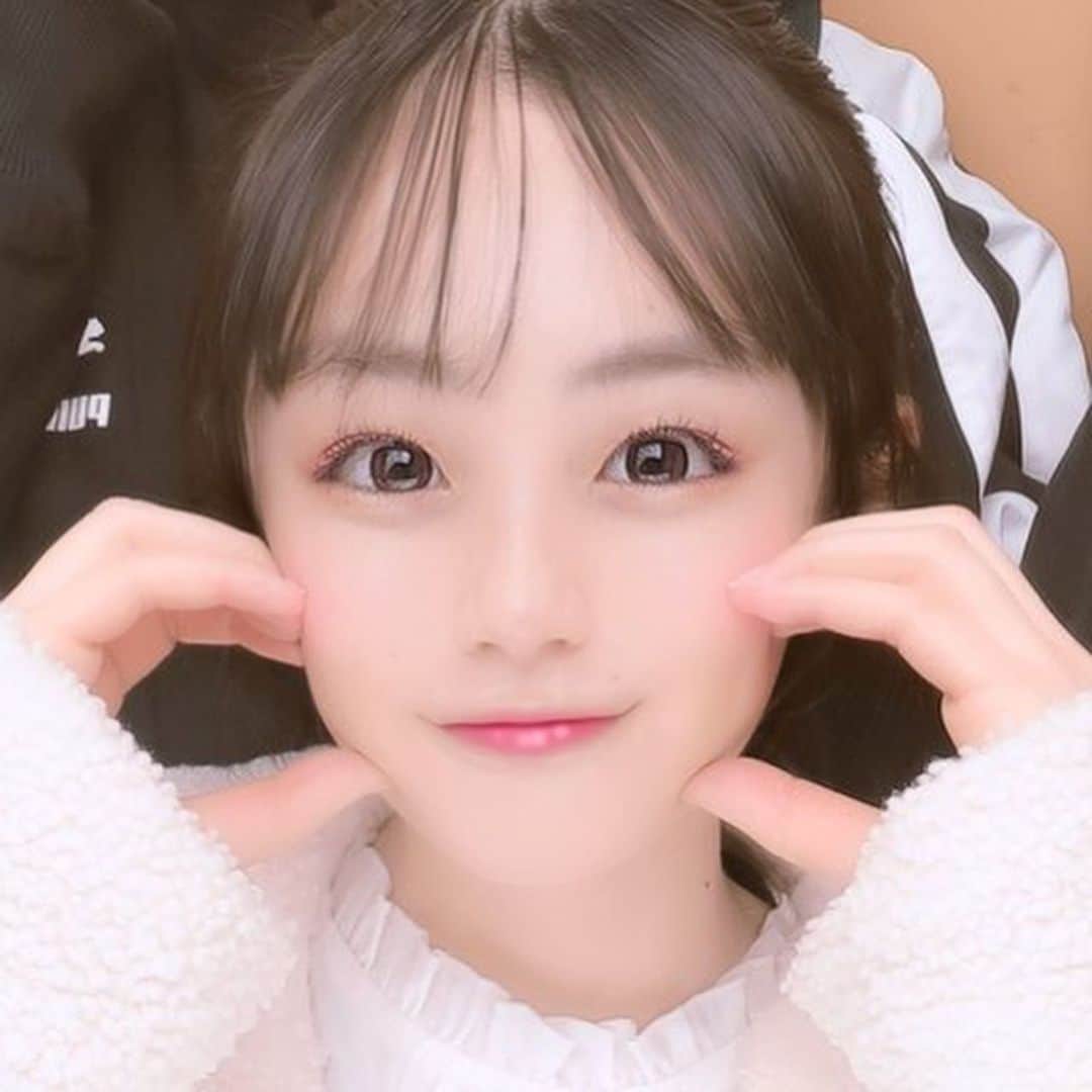 のインスタグラム：「お友達とプリクラ撮った！  久しぶりにメルルで撮りました🤍🤍  盛れすぎてない盛れ感で、メルル最高です😭！！  みんなはなんの機種が好きですか👀♥️  明日は月曜日🌩 頑張ろうね💪！   #ひまひまチャンネル #ひまひま #プリクラ」