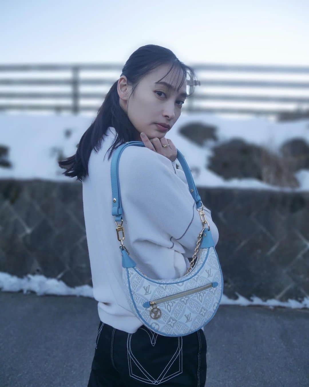 大政絢のインスタグラム：「#今日の絢服  山梨で撮影終わりに私服を✨  まだ雪が残っていました❄️空気が透き通っていて気持ち良かった〜🗻！  お洋服タグ付けしています！」