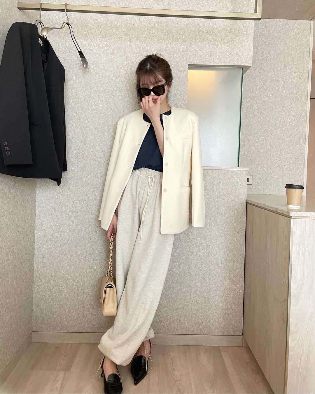 i am aiのインスタグラム：「今夜21:00 update 🤍🤍 ㅤㅤㅤㅤㅤㅤㅤㅤㅤㅤㅤㅤㅤ ㅤㅤㅤㅤㅤㅤㅤㅤㅤㅤㅤㅤㅤ string sweat pt のたぽたぽ感。 春にぴったりな 新色のオートミールが追加されます✔︎ 秋冬グレーを着倒したので この子もきっと大活躍するであろう😼 ㅤㅤㅤㅤㅤㅤㅤㅤㅤㅤㅤㅤㅤ 白ジャケットはもっていなかったので 新鮮な気分でお気に入り✨ ㅤㅤㅤㅤㅤㅤㅤㅤㅤㅤㅤㅤㅤ ㅤㅤㅤㅤㅤㅤㅤㅤㅤㅤㅤㅤㅤ」