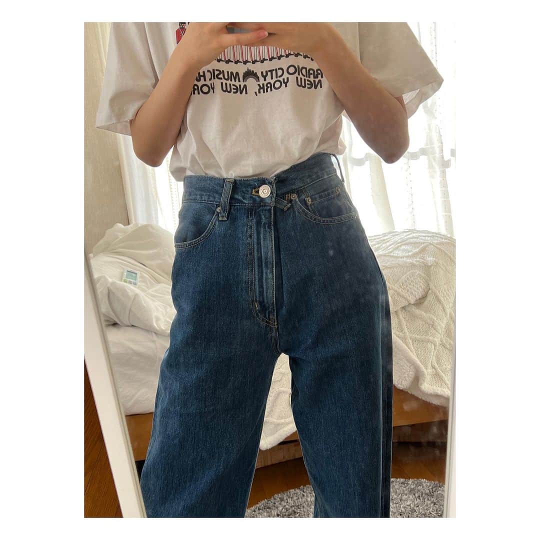 のインスタグラム：「よくするデニムの履き方👖  大きめのサイズでダボっと履きたい時とかに ボタンをベルトループに引っ掛けてウエスト縮めるの。  でも、今年からはちゃんと スカートも履くって決めました。」