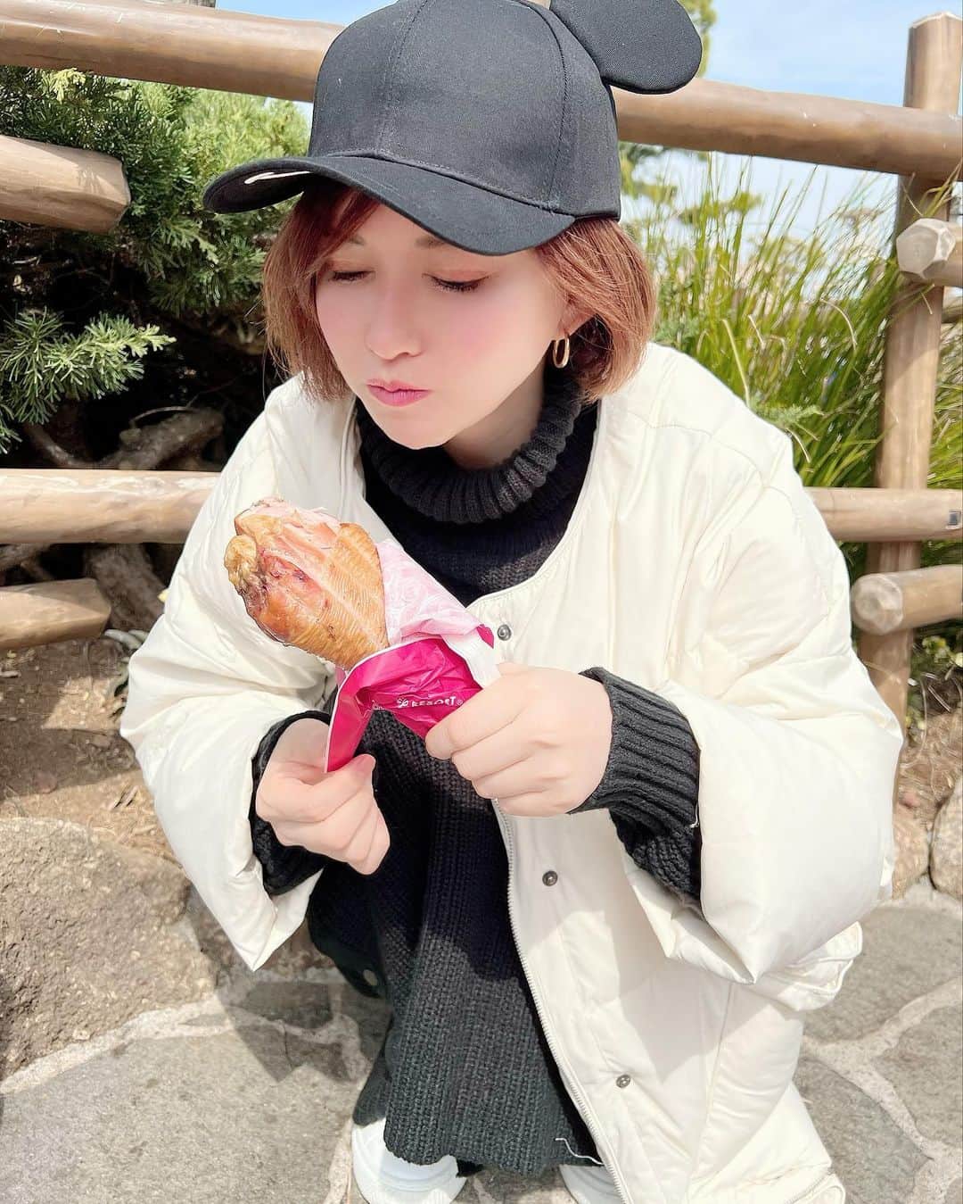 里美ゆりあのインスタグラム：「左顎痛いけどお腹すいたから食べる。 靴擦れしたけどバンドエイド貼って歩く。  1つ言えることはディズニーに詳しい友人のお陰で来れてるw  #ありがとう  #ディズニーランド #disneyland  #disney  #休日はスッピン派」