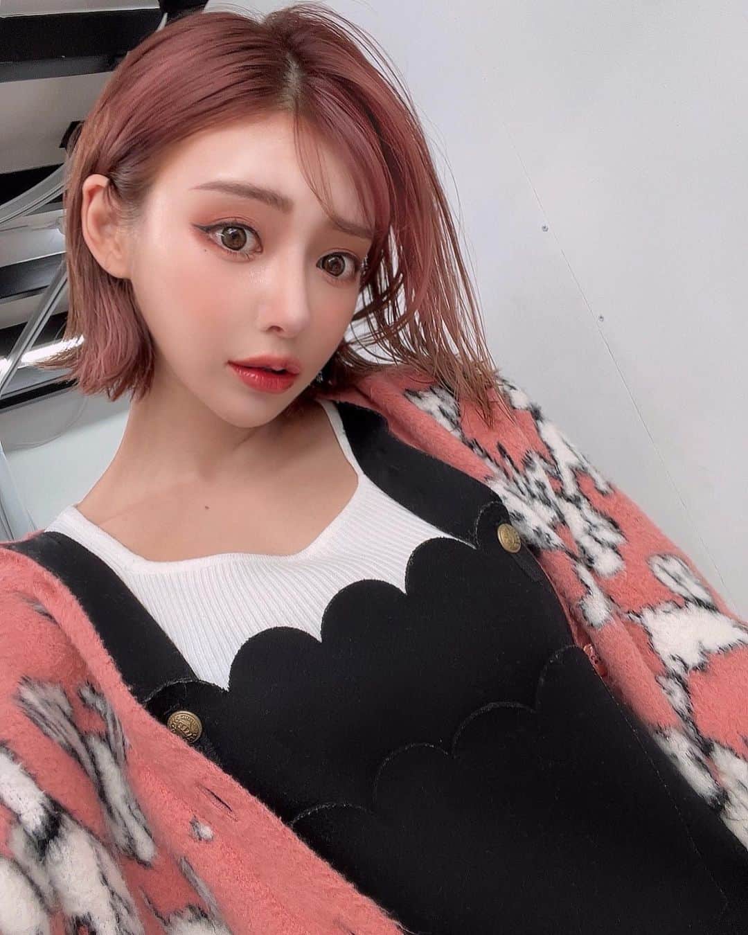 明日花キララのインスタグラム：「ヘアもメイクもサクラ色🌸🐩わんっ」