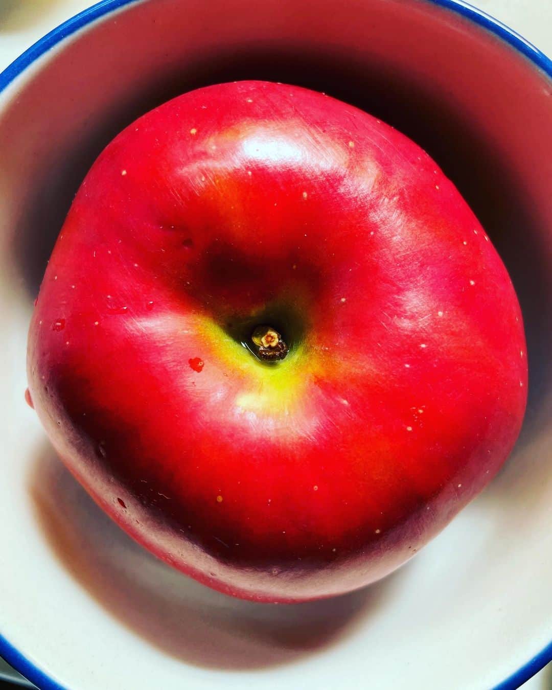 雛形あきこさんのインスタグラム写真 - (雛形あきこInstagram)「今日は昼から大好きなオイルを入れたお風呂でのんびり。 それから、またリンゴポットで焼きりんご🍎 お休みを満喫💕 #リンゴポット #焼きりんご #🍎」3月13日 16時05分 - akiko_hinagata