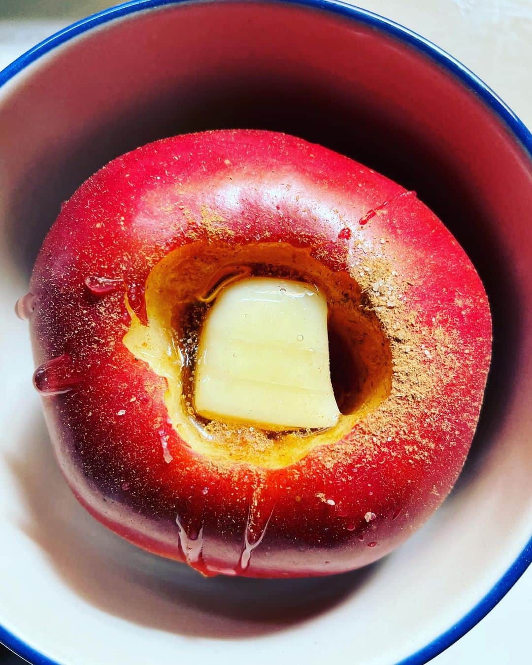 雛形あきこさんのインスタグラム写真 - (雛形あきこInstagram)「今日は昼から大好きなオイルを入れたお風呂でのんびり。 それから、またリンゴポットで焼きりんご🍎 お休みを満喫💕 #リンゴポット #焼きりんご #🍎」3月13日 16時05分 - akiko_hinagata