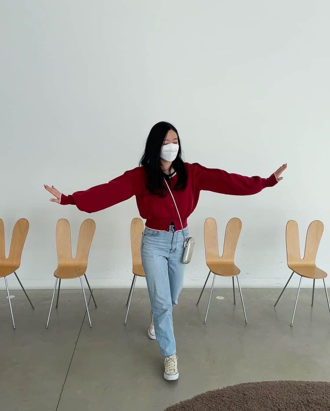 藤野涼子のインスタグラム：「🟥⬜️ 温かくなってきて、春服がだんだん着れるようになってきた〜♪ 花粉は辛いけど、ぽかぽかしてるからお散歩してても楽しいね。  　春が近づいてきてるから、春服きて、メイクして、行けてなかった美術館に行きたいな〜〜🎨」