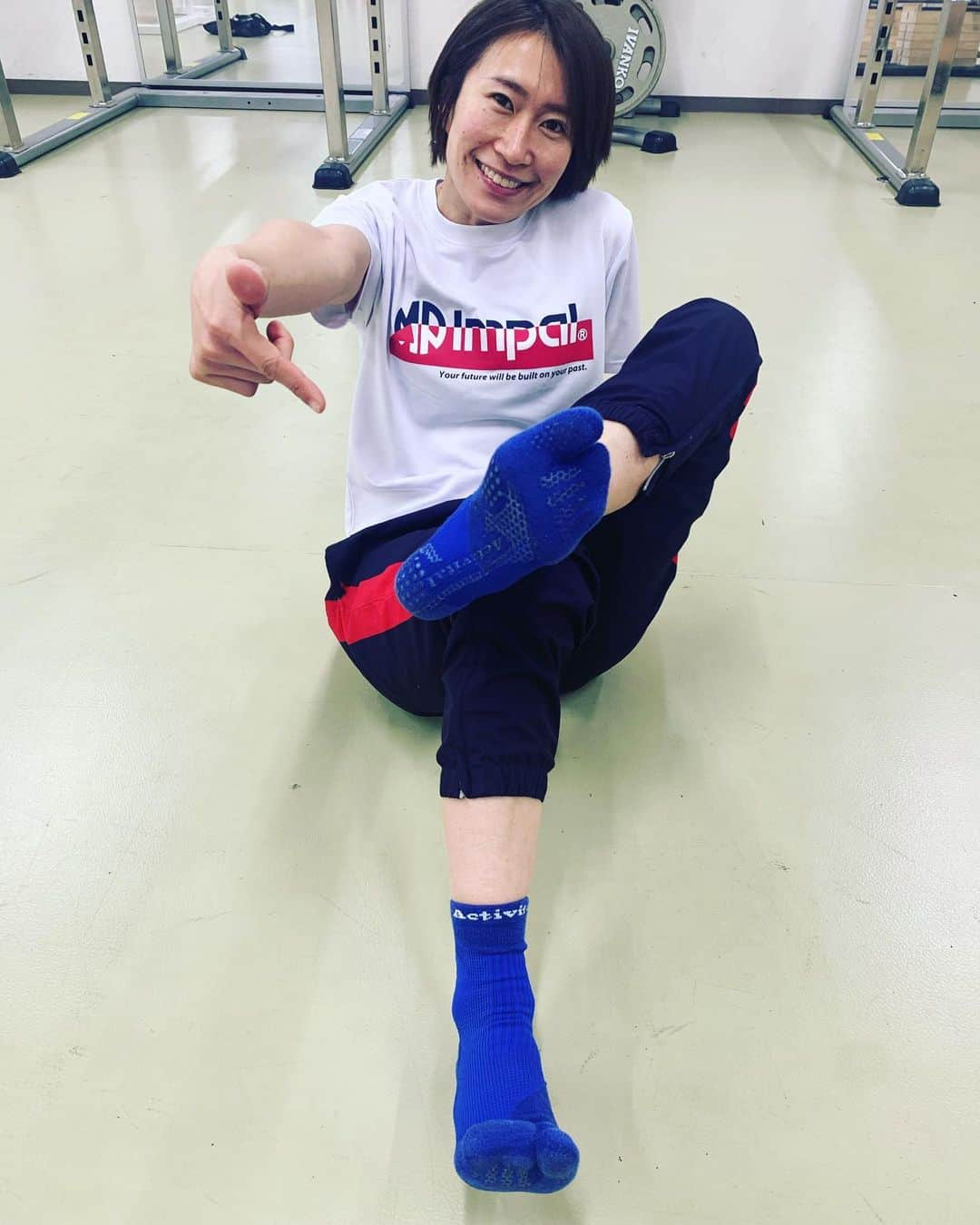 石立真悠子のインスタグラム：「トレーニングはActivitalのソックスと共に💙  現役を引退して、今までやってたトレーニング量の10分の1くらいになって、体重も落ちて、、、 一般女子の石立です😂  久しぶりにハンドボールしたら、接触プレーがまっっっっったく出来ず、中学生に吹っ飛ばされたのでちゃんとトレーニングしたいと思います😅  攻撃のキレはめちゃくちゃあったけどね😂☝🏻笑 あとはお手本の時のキレも、めちゃくちゃあったけどね😂😂😂  ということで、引退しても、指導してる時も、相変わらずActivitalさんにはお世話になっております🥰  #thankyou #感謝  #suponsor #activital #activitalファミリー #activitaljapan #activitalフットサポーター #足首社長  #ハンドボール #ハンドのキレは足元から」