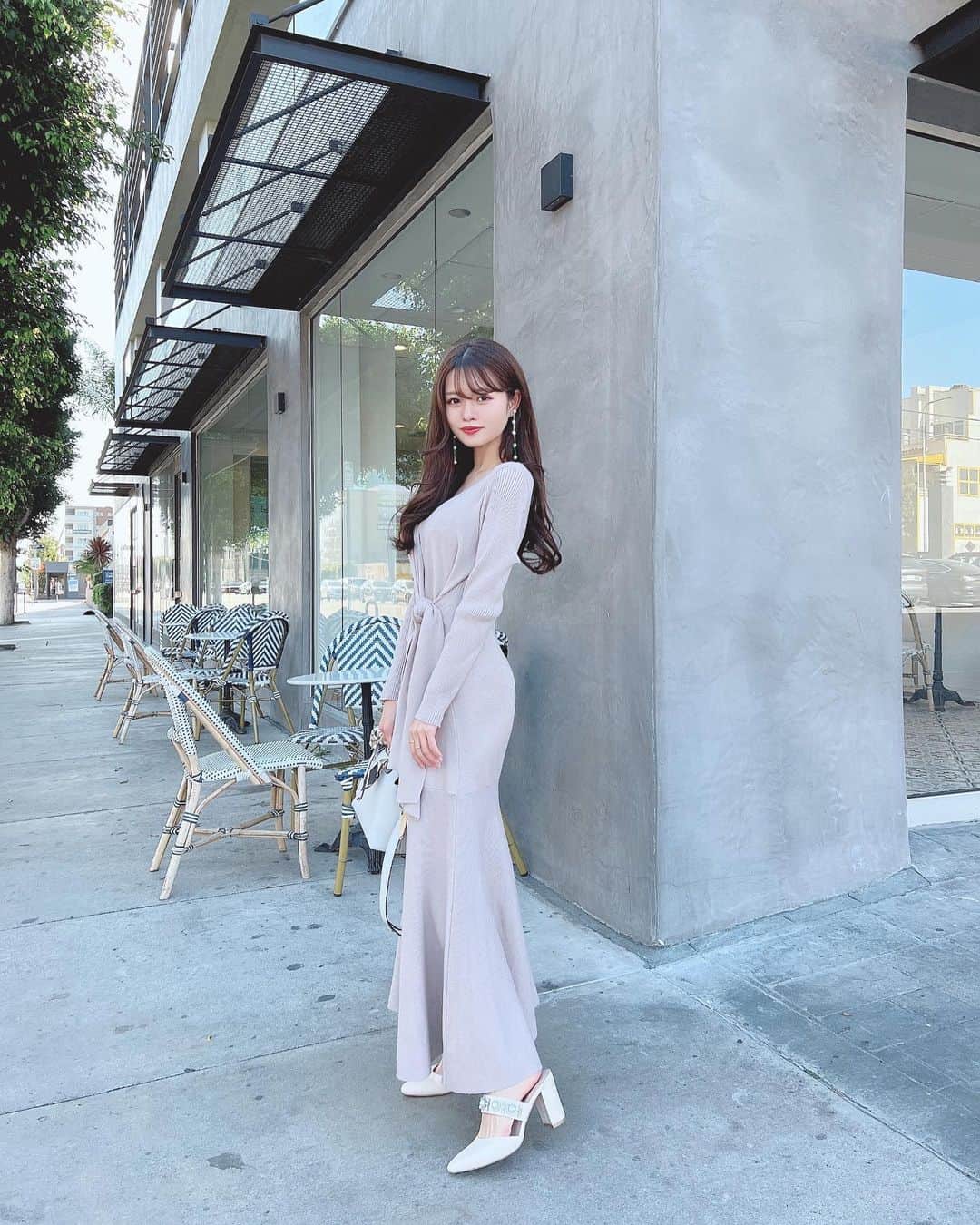 のインスタグラム：「#グレイル のニットワンピ👗💓 @grl_official    着心地がとても良くてデザインも大人可愛くてお気に入りのグレイルのワンピースを着た日🍀気になっていたパティスリーへ行って来ました🥰💓 　  そしてこの日は、この前ゲットしたお友達がプロデュースしたコスメブランド　@hinacosmetics.official のリップを初めて付けました💋 　 発色も良くてちゅるん💫ってなってかわいい🥺💕🤲  　 　 ワンピース　@grl_official  バッグ　@fendi  パンプス　@michellmacaron_official 👠 　  　 マカロンやパンがとっても美味しかったし、シンプルな白基調としたお店も好みなのでリピート決定です🥰 　 　  　 #grl#プチプラ#今日のコーデ#デートコーデ#デート服#ニットワンピース#春コーデ#フェンディ#ミシェルマカロン#fendi#fendibag#パンプス」