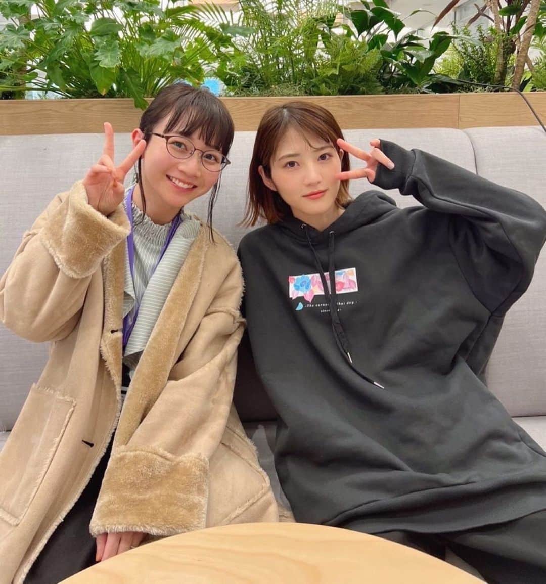 三戸なつめのインスタグラム：「若ちゃんと同じシーンで☺️ 会えないかもー！って思ってたからうれぴかたよー🥳💕 . 明日、テレ東ドラマ #ユーチューバーに娘はやらん #8話  . ずきゅーん♡愛しの 三戸ちん(@mito_natsume ) やっと同じ画面に、同じシーンに。 どんなシーンで一緒だったのかお楽しみに。 . #ようつべ娘  #三戸なつめ  #若月佑美  #mito_natsume」