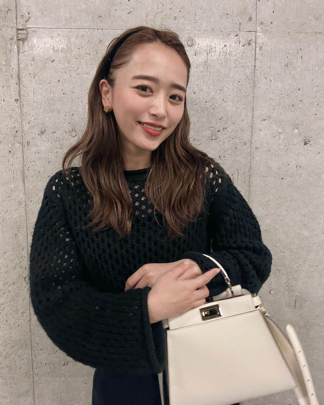 近藤千尋のインスタグラム：「今日はあたたかくて 穴が空いた服でも平気でした🌸😍笑 衣装が毎日カラフルなので 私服はシックな色を選びがち❤️🧏🏻‍♀️笑 @fendi  ブランドタグ付けしております！ 髪の毛は染めたて💁‍♀️ ベージュのようなピンクのような🌸 @log_kenjikarasawa  くんありがとう😆😆  さ、明日からまた始まるね🏫 土日も仕事だと洗濯が とんでもなく溜まっているよ☺️笑」