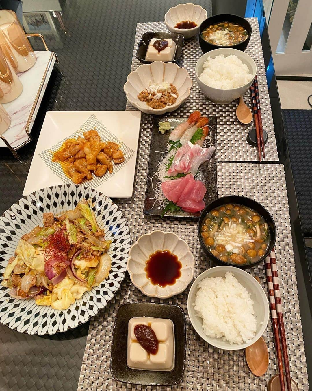 矢部美穂さんのインスタグラム写真 - (矢部美穂Instagram)「今日の夕飯も楽して作りました✨ 挽肉とキャベツと玉ねぎの甘辛炒めとお味噌汁は 作りましたが、あとはお刺身、ホルモン焼き、納豆、胡麻豆腐🥢  ご馳走様でした😊  #夕飯 #おうちごはん #楽ちんごはん #40代  #矢部美穂」3月13日 18時11分 - miho.yabe.0607