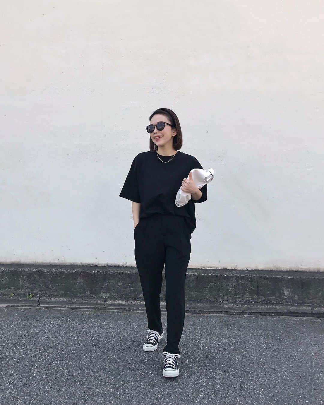 のインスタグラム：「. ⁡ 上下とも今季のものなので アウター脱いで📸 ⁡ ブラックコーデ🖤🖤 ⁡ ⁡ tshirt… #enfold  pants… #gallardagalante  bag… #newbottega」