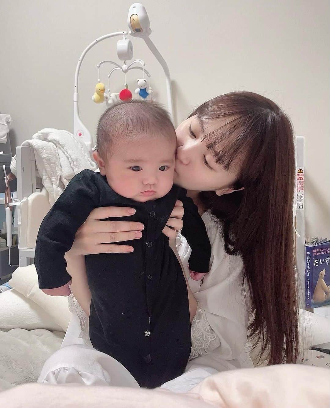 のインスタグラム：「いつも風呂上がり写真が多い。 （ベビはすっぴんでもかわいいから羨ましい！）  妹にベビみてもらい 映画　ザ　バットマン観に行った日🍿 チビバットマンかわいいなぁ🦇  最近立つ力すごいから ジャンパルーが欲しいけどあっという間にいらなくなりそうだけどいいなぁ。 いいのかな？🐸  ベビグッズは大きかったり、お値段もまぁまぁいい値段するから買うまで凄い悩む！  #生後2ヶ月  #baby」