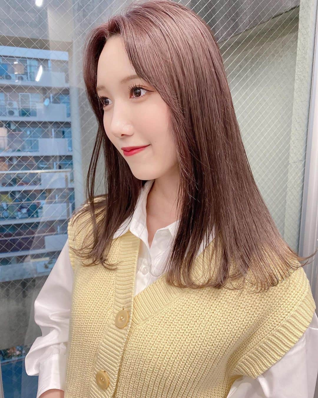 田中菜津美のインスタグラム：「春カラーにしてもらった🌸 . 今日も終わってから居座りすぎて 茶木さんに7回くらい『早よ帰れ』って言われた🙂 けど髪色かわいいから気分さいこう✨ ___________________________ 📍中央区大名1-3-41 プリオ大名6F  #ヘアカラー #hairstyle #haircolor #hairarrange  #春カラー #ヘアアレンジ #大名 #大名美容室」