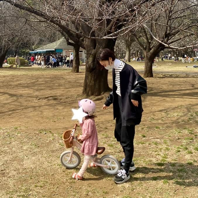 浅見れいなのインスタグラム：「公園日和☀️ 桜の蕾がぷっくりしていてもうすぐ咲きそう🌸 朝起きて娘が自分のチェストに行ってコーディネートした服がピンクづくし😅 このサンダルがいいと🙄 すごい格好だけど、自分で選んで自分で着て成長を感じました🤣」