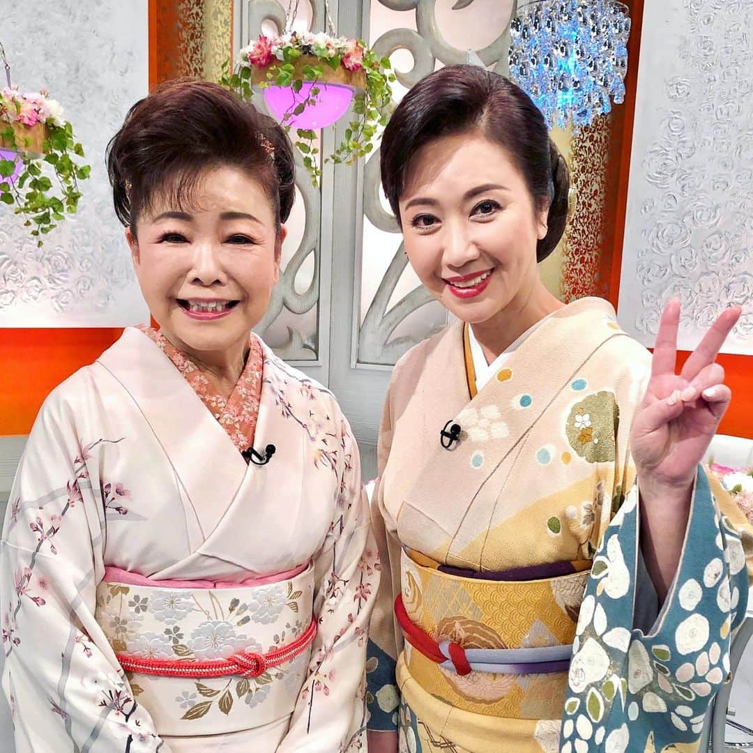 伍代夏子さんのインスタグラム写真 - (伍代夏子Instagram)「今日は歌番組の収録でした📺 久しぶりに、中村美律子さんとツーショット✌️ 放送日は後日お知らせいたしますね〜😉 #お気に入りの  #縮緬の着物  #着物好き  #中村美律子 さん #歌 #歌こそ我が人生 #演歌 #歌謡曲 #kimono #着物👘 #japanesestyle」3月13日 18時53分 - natsuko_godai_official