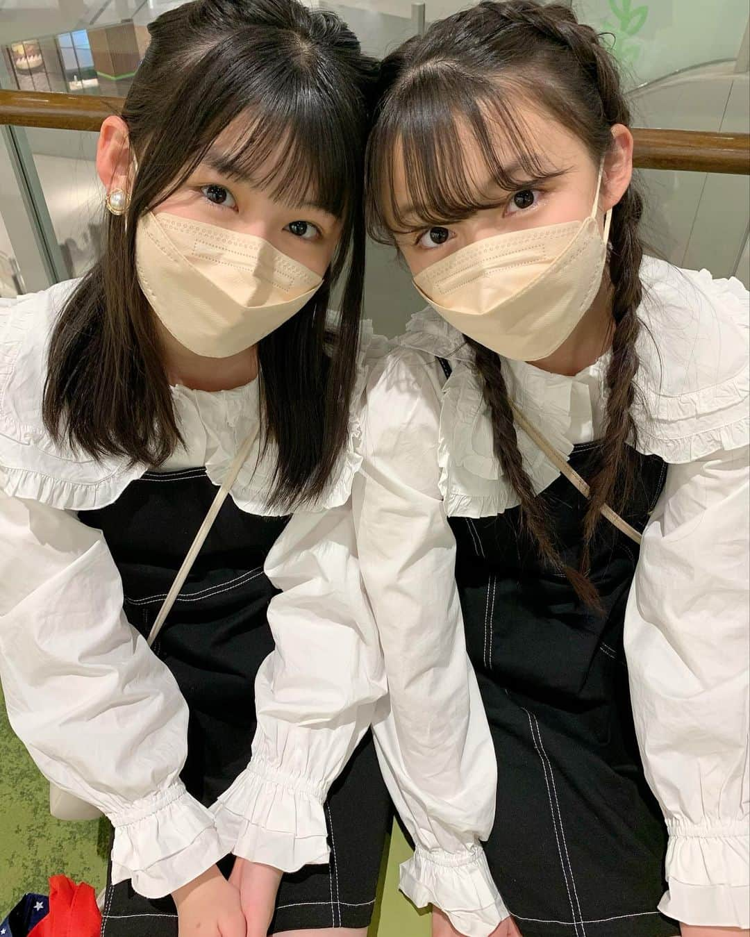 ゆめ & じゅなさんのインスタグラム写真 - (ゆめ & じゅなInstagram)「春服を買いにお出かけに行ったよー♡  久しぶりにイヤリングをつけて、モデル気分に　なったよ！！！笑  オシャレって楽しい😊  Fashion is fun .    #野崎結愛  #野崎珠愛  #ゆめじゅな  #姉妹   #2歳差姉妹  #おそろい  #双子コーデ   #マスク  #お出かけ  #日曜日  #春服   #イヤリング  #モデル  #気分  #モデル気分   #笑  #オシャレ  #楽しい  #😊 #sister  #mask #earrings #fashionable #model  #photo #picture #fun #funny #springclothes #spring」3月13日 19時13分 - yumejuna