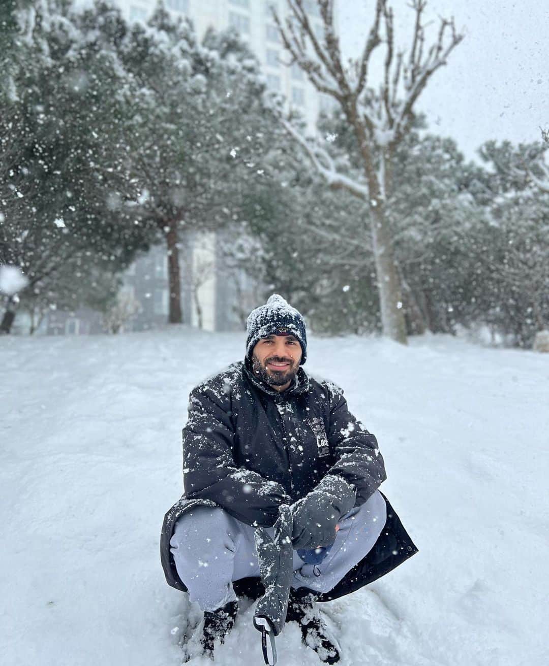 ドグラス・サントスのインスタグラム：「Ocorrerão dias felizes, dias difíceis, dias alegres e dias tristes. O importante é amadurecer a sua fé para viver todos eles. #happyday #nothingwillstopme ❄️🥶」