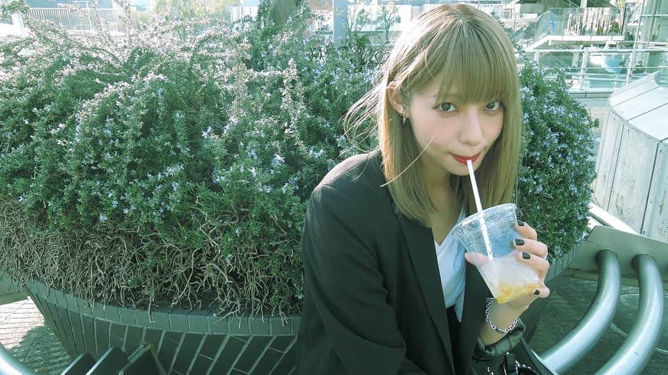 永田レイナのインスタグラム：「喉が渇きすぎて買った瞬間に「ゴンゴ」って飲んだのでほとんど入っていないゆず茶と、それを飲む(フリをする)わしと、それを撮るオモタニ氏 @kao0829air 。春ですね。」