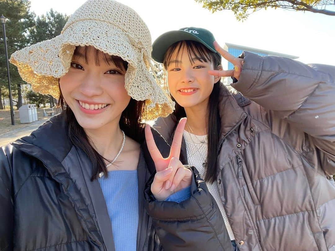 太田雫さんのインスタグラム写真 - (太田雫Instagram)「・ ・ るみちゃんと( ¨̮ )♡ ・ この時初めましてだったんだけど、お話できたり写真も撮れたりして嬉しかった〜🌷 ・ 今日のるみちゃんの投稿もみてね🥰🥰 ・ ・ ・ #ニコラ#太田雫#榎本月海 ちゃん♡ #オフショ#ニコモ#nicola#ニコラ4月号発売中 今年こそ透明肌 企画のオフショです！！」3月13日 19時48分 - _shizukuota