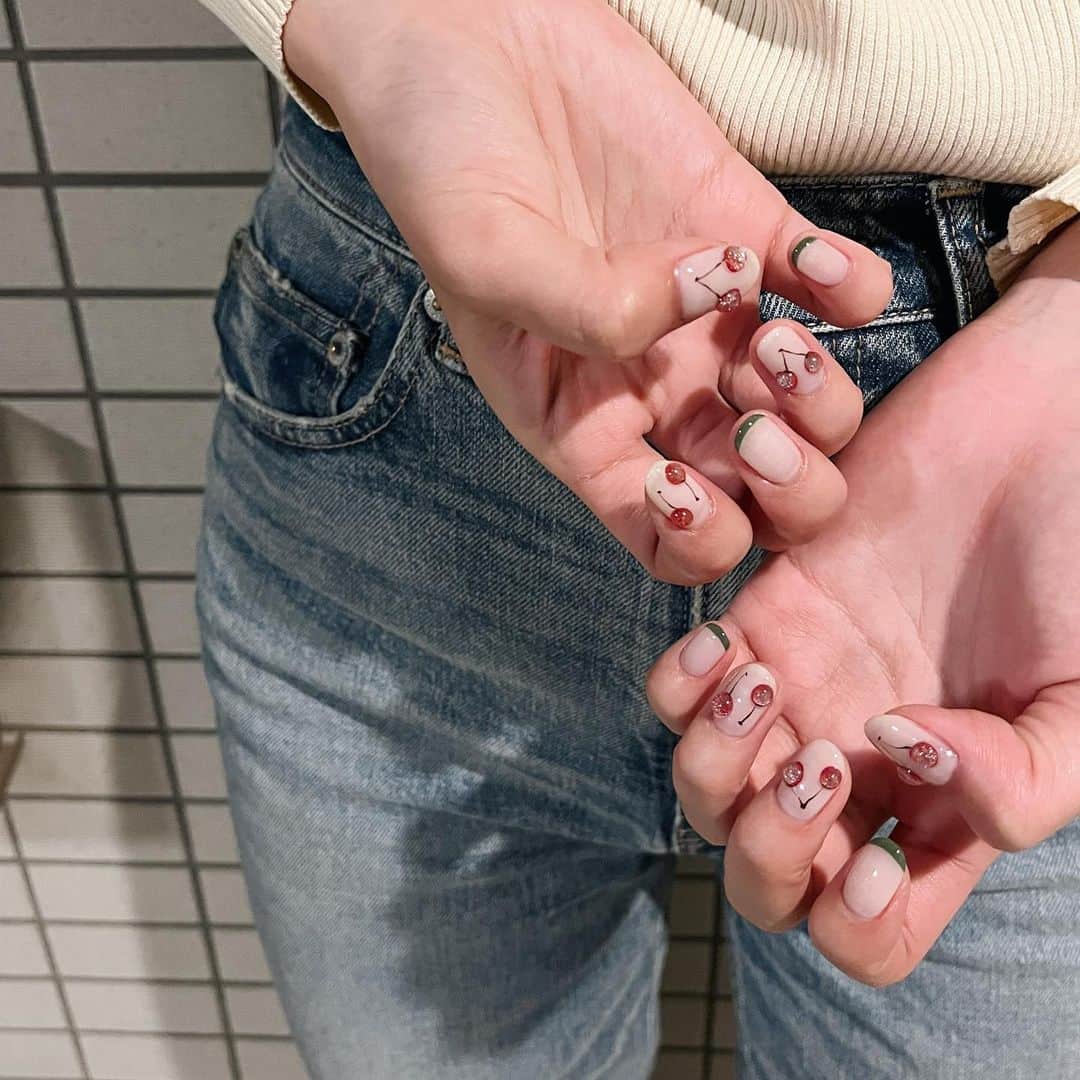 のインスタグラム：「さくらんぼネイル🍒 かわいすぎて、ずっと見ちゃうやつ。笑  #ネイル#春ネイル#ニューネイル#ジェルネイル#さくらんぼ#さくらんぼネイル#nail#twins#followｍe#today」