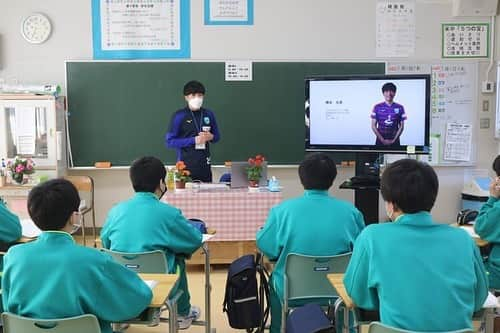 橋本光晟さんのインスタグラム写真 - (橋本光晟Instagram)「【キャリアセミナーin米山中学校】  先日、行われた米山中学校のキャリアセミナーに参加してきました😊  今までの失敗した事、うまくいった事を自分なりに言語化しお話しさせていただきました🔥  真剣な眼差しで聞いてくれている姿がとても印象的で、最後には色々な質問をしていただきました！  これからも引き続き行っていきたいと思います！  #サッカー #宮城県 #女川 #コバルトーレ女川 #登米市 #キャリアセミナー」3月13日 19時54分 - _kosei24