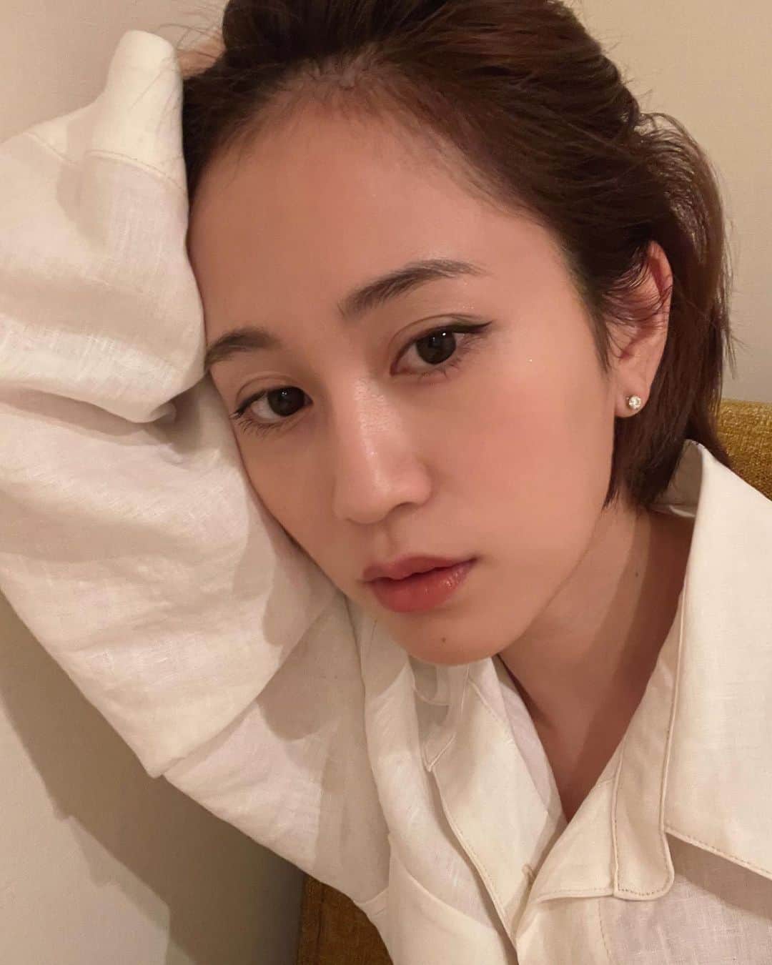 前田敦子のインスタグラム：「. ブランド25周年を迎えたRMKおめでとうございます👏 25周年を記念して登場する「RMK ザ リップカラー」 新リップは絶妙な仕上がりが大人感で最高です。  付けてるリップカラーは04です💄 ファンデーションは102  青山本店期間限定ポップアップ開催中だそうですよ!グループ時代下地とファンデーションは毎日RMKでした。必需品。  #RMK25th #RMKリップ」