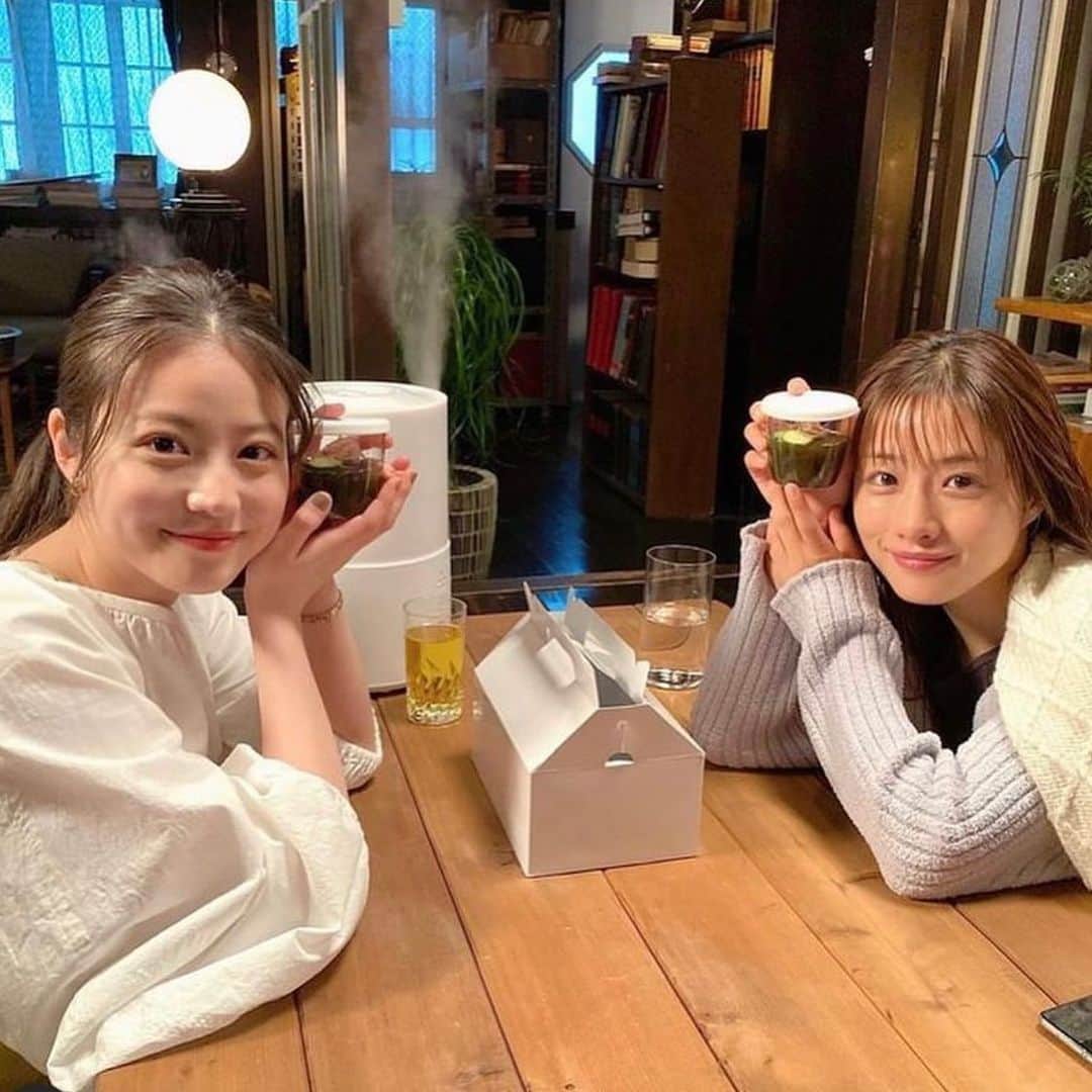 星來のインスタグラム：「石原さとみ＆今田美桜。 可愛すぎる姉妹2ショット。 #石原さとみ #今田美桜 #女優 #可愛い #姉妹 #いいね返し #インスタ映え #instagood #instalike #f4f #l4l #likeforlikes #likeforfollow #いいねした人全員フォローする #お洒落さんと繋がりたい #美男美女と繋がりたい」