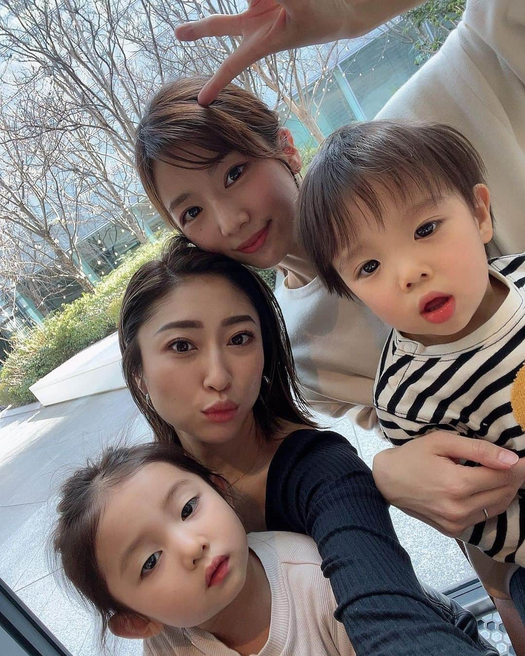 赤谷奈緒子のインスタグラム：「ななと👶ちゃんが名古屋へ遊びに来てくれたので4人でlunchへ💓🥺 . . 会えて嬉しすぎたよー♡ . . 👶ちゃんとは同い年だけど 7.8ヶ月違うだけでこんなに成長するのかと…♡ たくさん喋れてお手伝いも出来て可愛いすぎて癒されました☺️ . . おっきくなってて感動だね😭💕w . . 👶くんも久しぶりに会えて楽しそうでした☺️ . . 来てくれて本当ありがとう🥺💕 . . #名古屋#lunch#男の子ママ#2歳1ヶ月 #写真たくさん#楽しかった ♡」