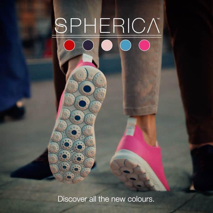 ジェオックスのインスタグラム：「Transform the world you walk in. Discover Spherica™, the new Geox comfort concept that gives you an incredible cushion beneath your feet, thanks to its innovative Zero Shock System featuring ultra-soft sole spheres.     #geox #geoxshoes #geoxspherica」