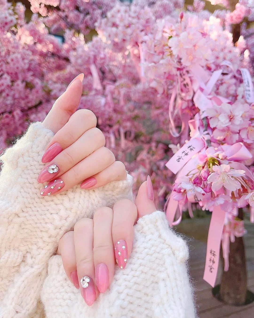 瀬戸早妃のインスタグラム：「🌸New nails💅💕  桜っぽい春ピンクのデザインに してもらいました🥰 可愛いネイルどうもありがとうございました💕 @kisskiss.ginza   #kisskissnail #ネイルサロン #nailsalon #銀座ネイルサロン  #ハンドケア #ピンクネイル #桜神宮」