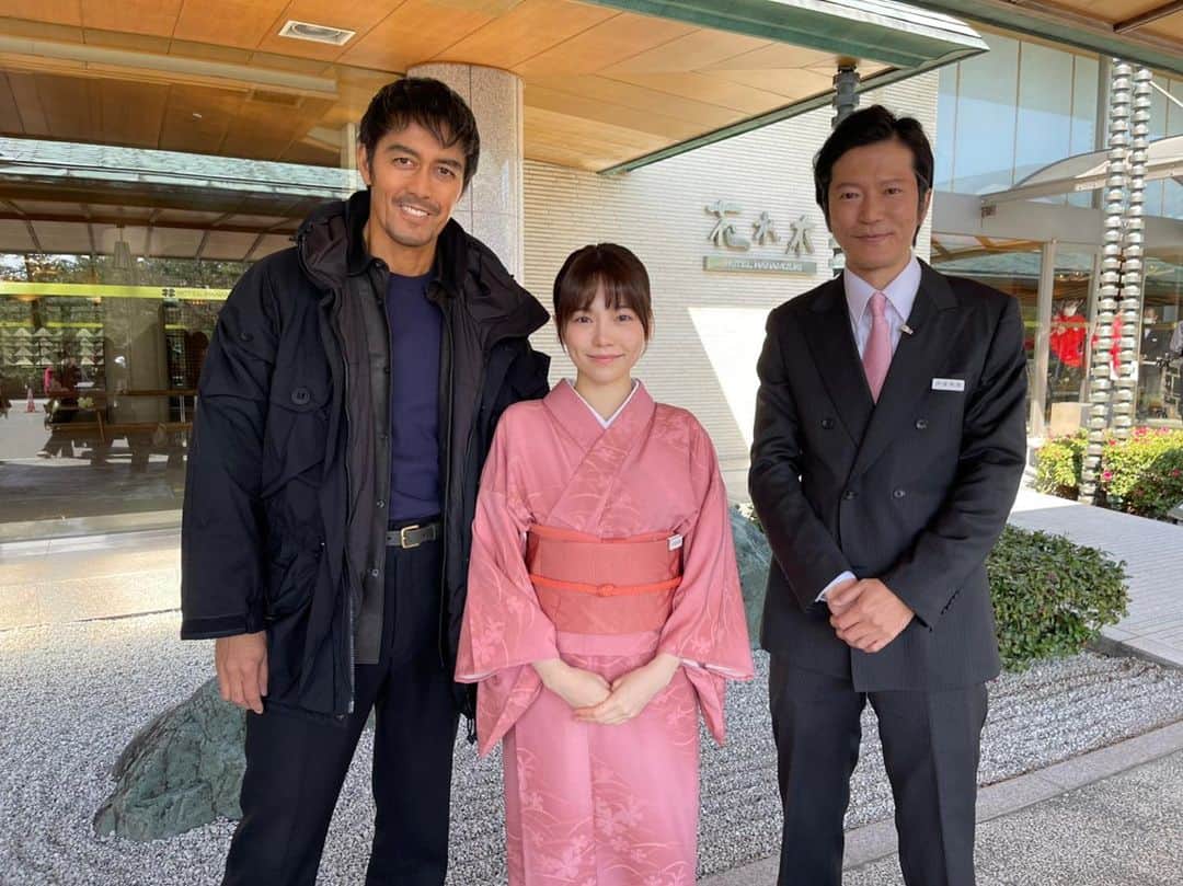 DCUのインスタグラム：「DCU第8話放送まもなくです！！！  この後9時から放送です📺  皆さまご視聴の準備はできてますか😎？ 是非リアルタイムでご覧いただけたら嬉しいです！  8話ゲストの #島崎遥香 さんと #田辺誠一 さんと📸  #DCU #TBS #日曜劇場 #阿部寛 #横浜流星 #中村アン #山崎育三郎 #趣里 #高橋光臣 #岡崎体育 #有輝(#土佐兄弟) #佃典彦 #春風亭昇太 #市川実日子 #吉川晃司」