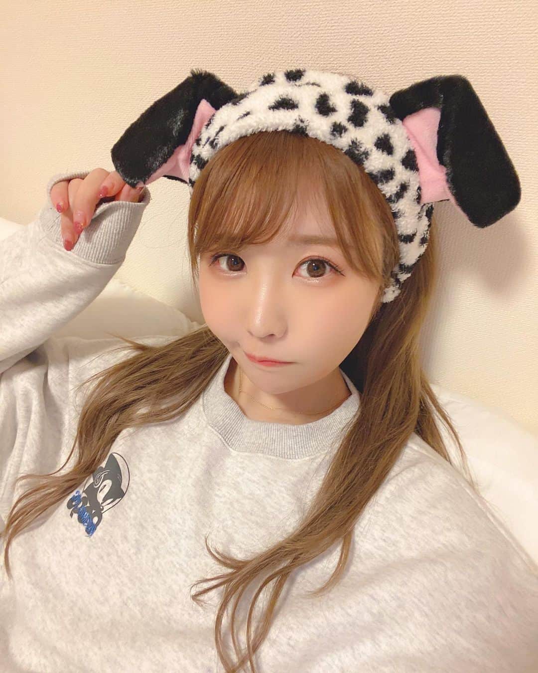 のインスタグラム：「❤︎ ディズニーで買ったヘアバンド🐶 全然使ってない😆 ディズニー行きたいなぁー(定期的に行きたい) ・ #ディズニーヘアバンド #ディズニーカチューシャ #コスプレイヤー #coser #cosplayer #japanesegirl #kawaii #otaku #萌 #粉我 #角色扮演 #角色扮演者 #코스프레 #女孩 #可爱 #しらほしなつみ #model #カラコン #makeup」