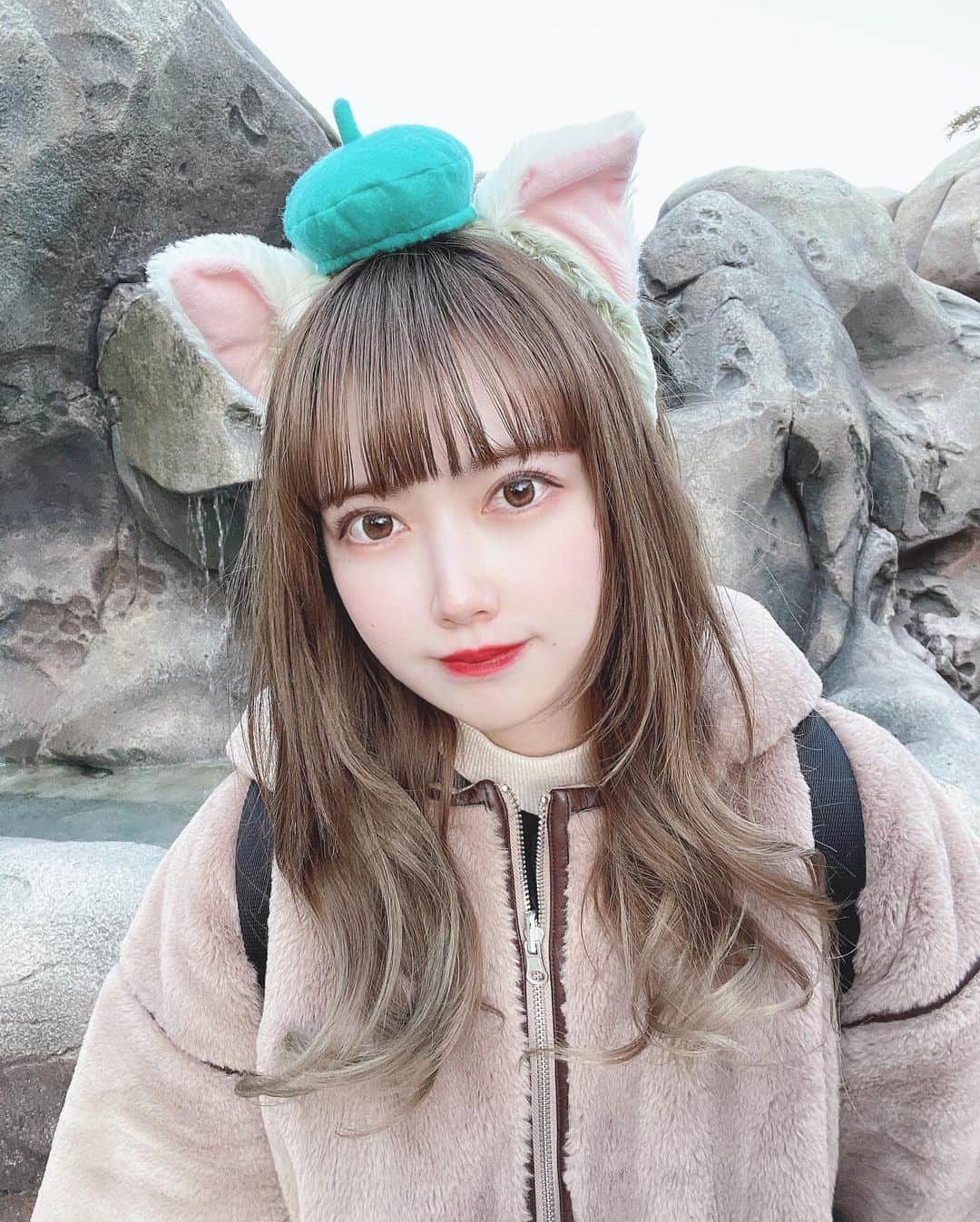 戸川栞那のインスタグラム：「自分の写真載せるの久々になってしまった🙇🏻‍♀️  テーマパークではうきうきでカチューシャつけてしまうタイプです🐱 これはジェラトーニくん🐈  ディズニーの食べものって特別おいしくてついつい食べすぎてしまうんよなぁ…(*´ー｀*)🍨 みんなはランドとシーどっち派？🏰  #disney #disneyland #disneysea #ディズニーランド #ディズニーシー #ディズニーコーデ #ディズニーカチューシャ #ジェラトーニ #ジェラトーニコーデ  #ディズニー写真 #ミスコン #サロモ #サロンモデル」