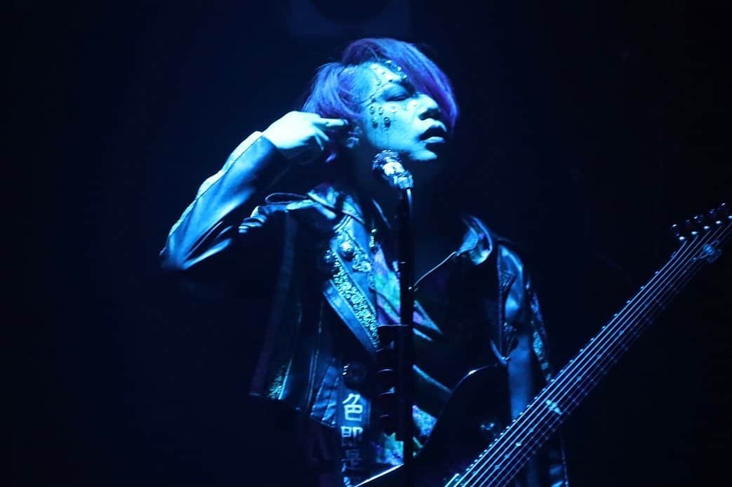 のインスタグラム：「「是空是色」愛知公演　二日目🤔 名古屋E.L.L.🤔  弾いてない🤔」