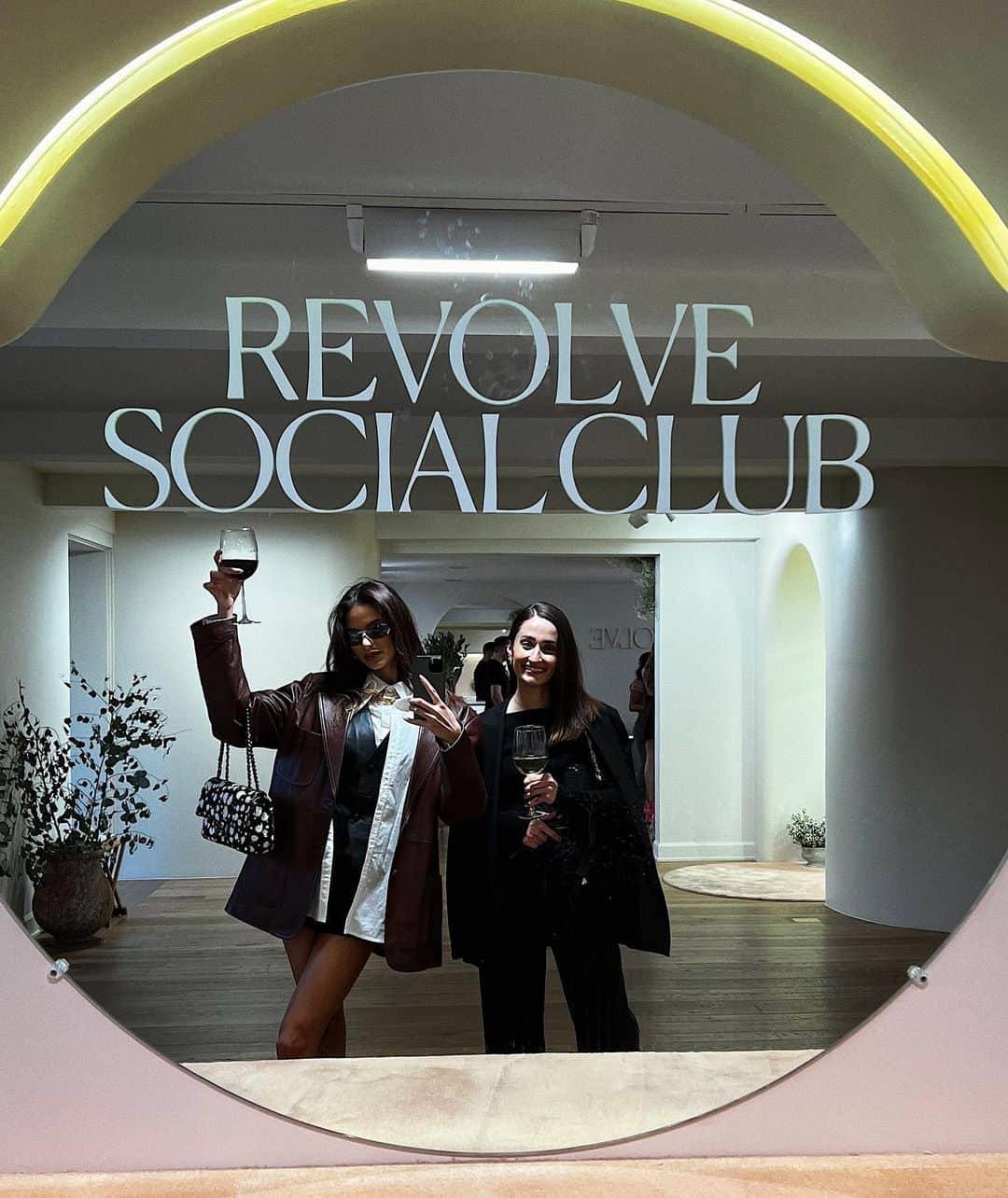 ブルーナ・リリオさんのインスタグラム写真 - (ブルーナ・リリオInstagram)「Wine night at the @revolve social club 🍷🌙 #REVOLVEsocialclub」3月14日 1時49分 - brunalirio