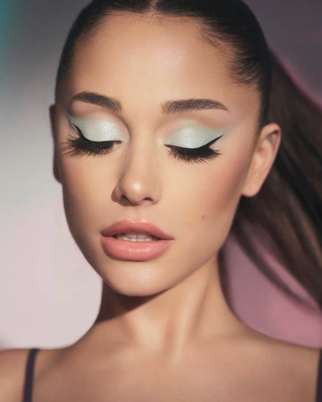 アリアナ・グランデのインスタグラム：「… @r.e.m.beauty」