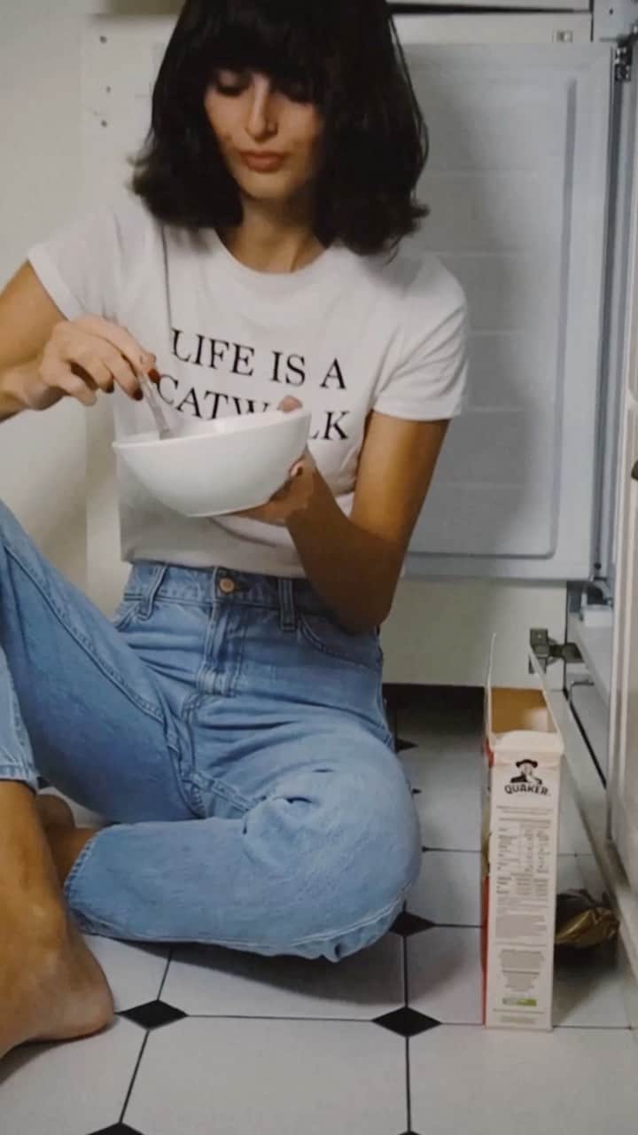 motherdenimのインスタグラム：「SNACKS! for breakfast 🍳 🥣 🇫🇷. @justinesoranzo in The High Waisted Twizzy Skimp in Just A Nibble #MOTHERmadeyousnacks」