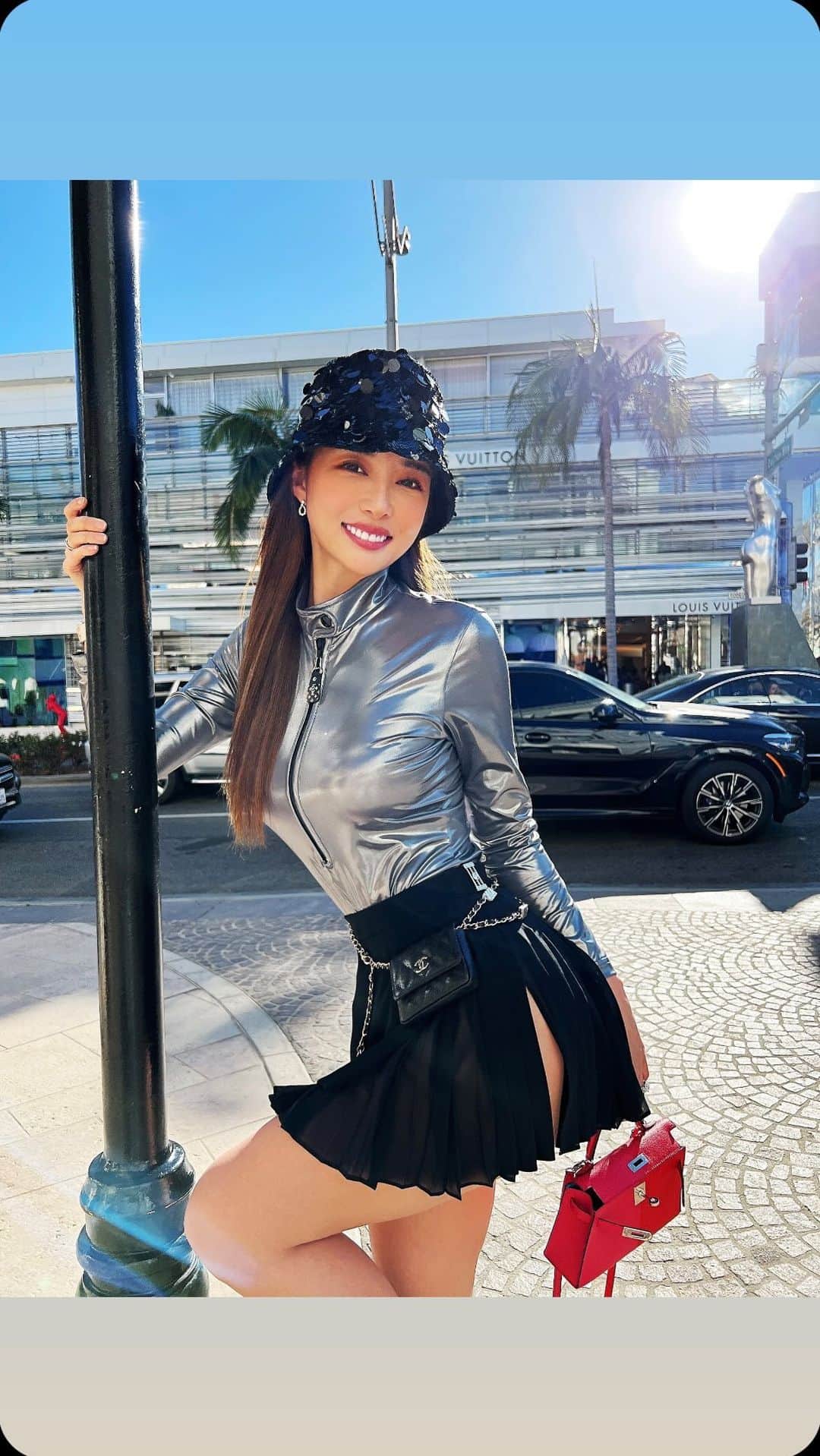 のインスタグラム：「@louisvuitton walk in Rodeodrive💙 編集ぼこーってなってたからやり直し👽笑 みんなもう一度コメントお願いします🥺💖  #prada #pradahat #louisvuitton #louisvuittonclothes #lvlover #versace #luxuryfashion #rodeodrive #プラダ #ルイヴィトン #ヴィトン #ヴェルサーチ #ロデオドライブ」